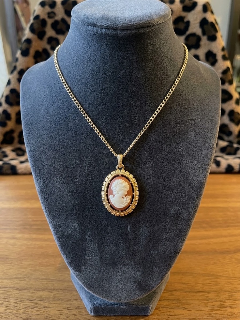 Avon vintage Gold and White Cameo Pendant Necklace